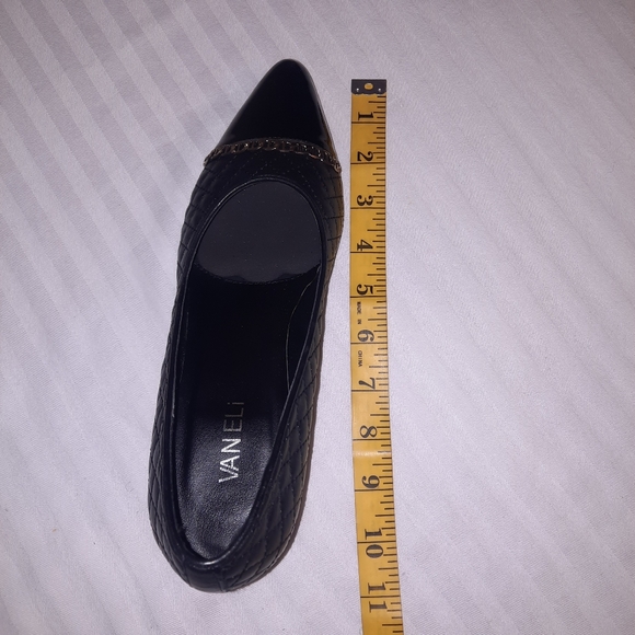 Black kitten heel shoes with gold chain detail Size 8.5 Narrow - Picture 6 of 8